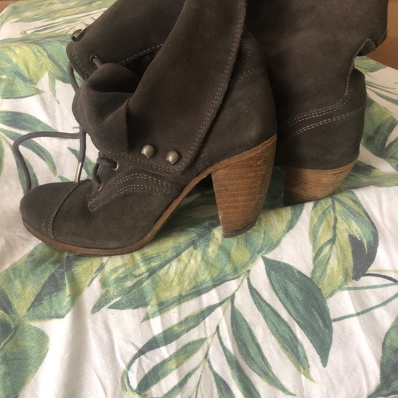 Heeled suede booties - Picture 2 of 3